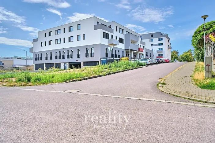 Pronájem garážového stání, Znojmo, Kosmákova, 17 m2