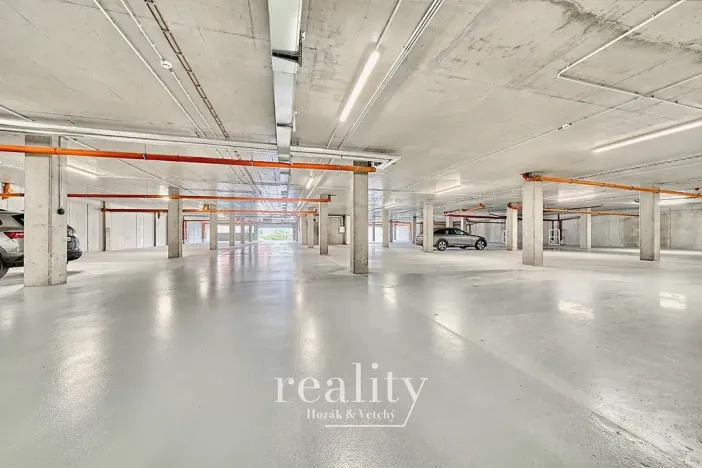 Pronájem garážového stání, Znojmo, Kosmákova, 17 m2