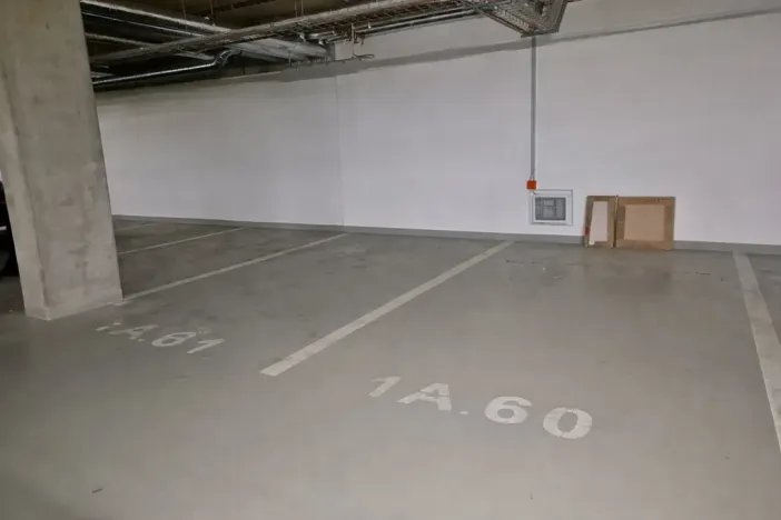 Pronájem garážového stání, Brno, třída Generála Píky, 15 m2