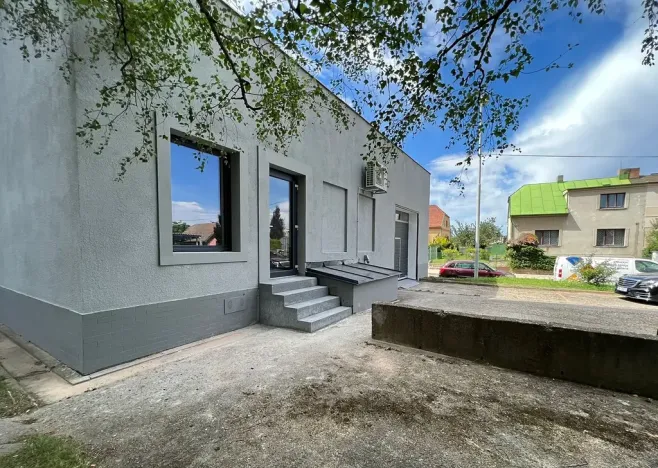 Pronájem obchodního prostoru, Praha - Horní Počernice, Komárovská, 210 m2