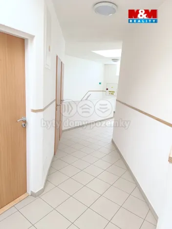 Pronájem obchodního prostoru, Tišnov, nám. Komenského, 23 m2