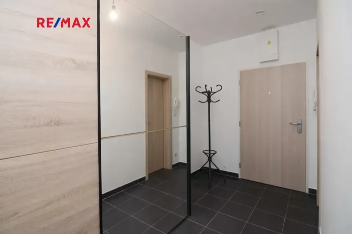 Pronájem bytu 1+kk, Praha - Slivenec, U svahu, 47 m2