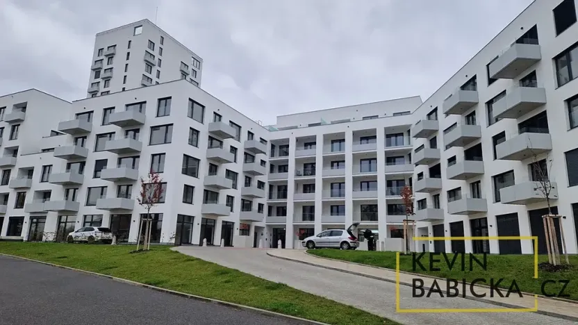 Pronájem garážového stání, Brno, třída Generála Píky, 13 m2