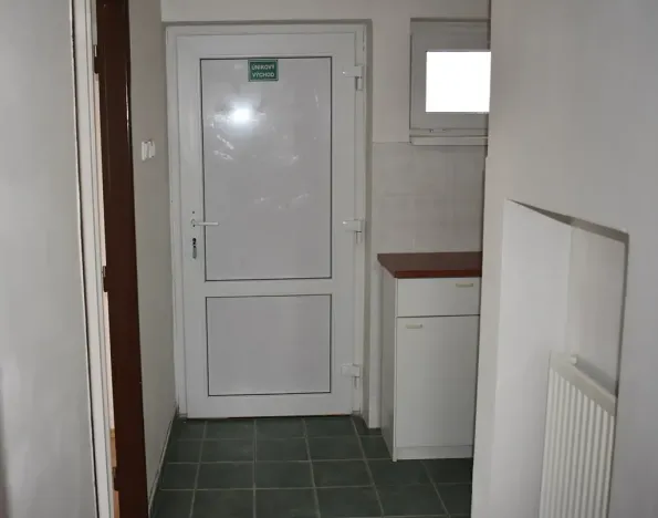 Pronájem kanceláře, Chlumec, U Dálnice, 42 m2