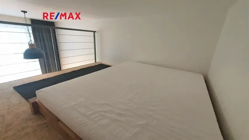Pronájem bytu 1+kk, Praha - Smíchov, Na Valentince, 30 m2