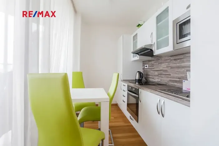 Prodej bytu 1+kk, Praha - Žižkov, Ke kapslovně, 38 m2