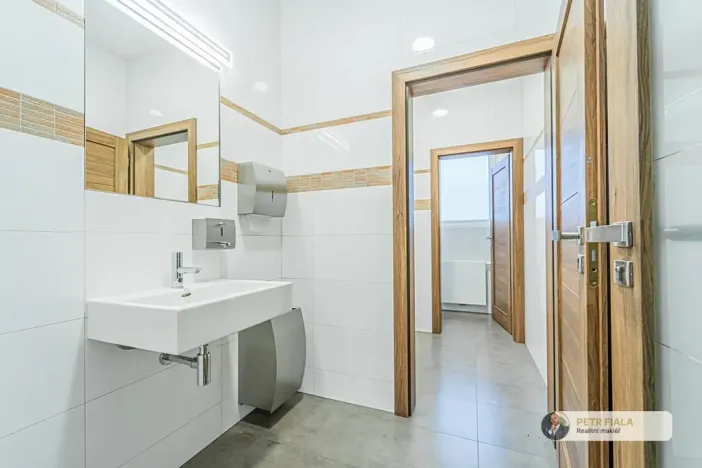 Pronájem kanceláře, Praha, Dopraváků, 240 m2