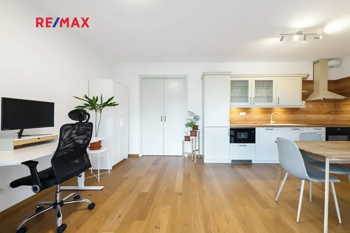 Pronájem bytu 1+kk, Praha - Smíchov, Kobrova, 43 m2