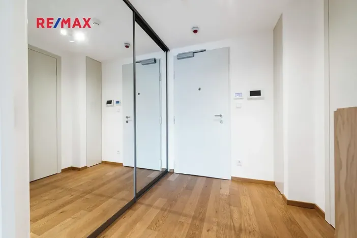 Pronájem bytu 1+kk, Praha - Smíchov, Kobrova, 43 m2