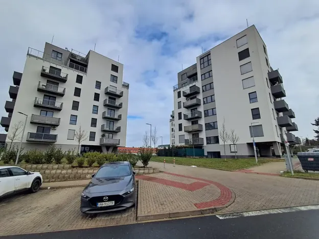 Pronájem garážového stání, Praha - Hloubětín, Za černým mostem, 14 m2