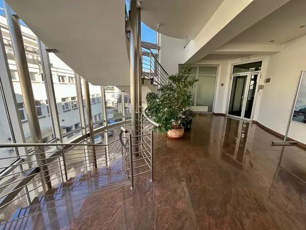 Pronájem kanceláře, Praha - Karlín, Prvního pluku, 63 m2