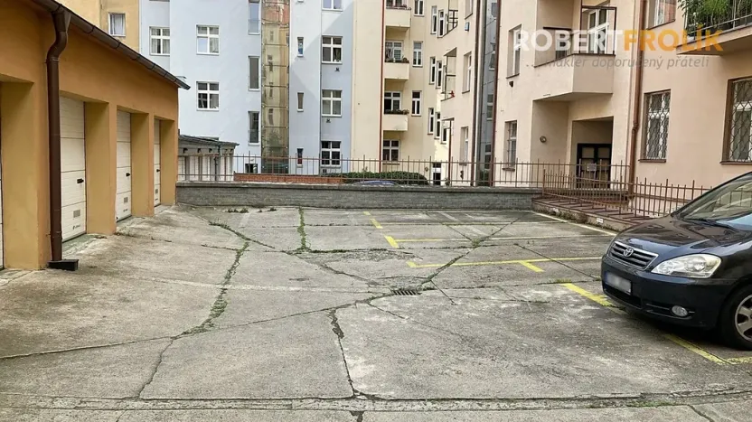 Pronájem garážového stání, Praha - Bubeneč, Eliášova, 10 m2