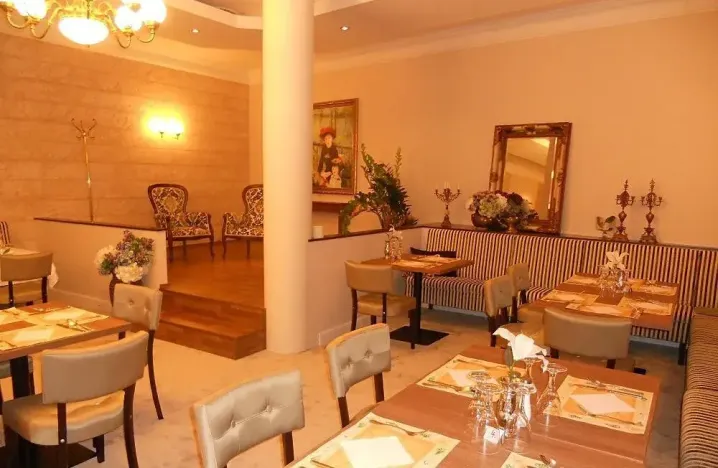 Pronájem restaurace, Karlovy Vary, Divadelní náměstí, 390 m2