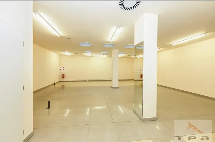 Prodej obchodního prostoru, Karlovy Vary, Divadelní náměstí, 100 m2