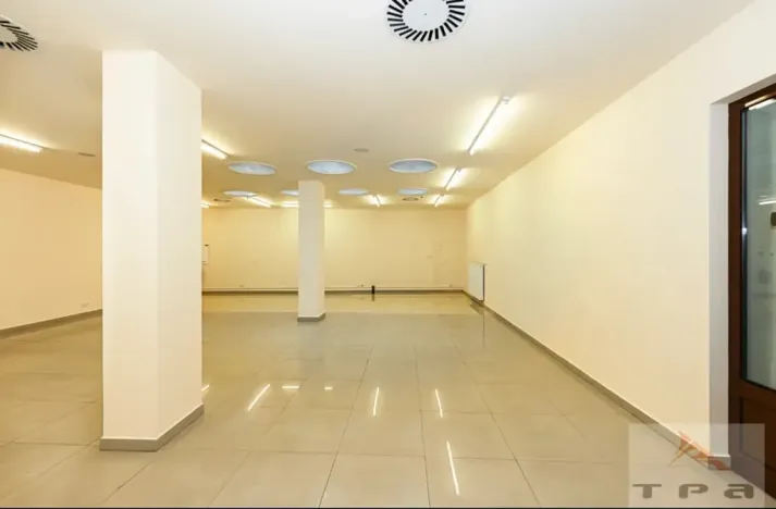 Prodej obchodního prostoru, Karlovy Vary, Divadelní náměstí, 100 m2