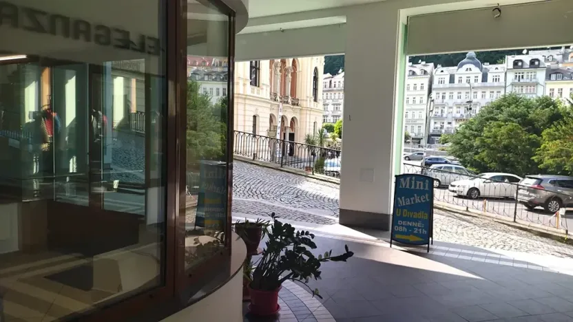 Prodej obchodního prostoru, Karlovy Vary, Divadelní náměstí, 30 m2
