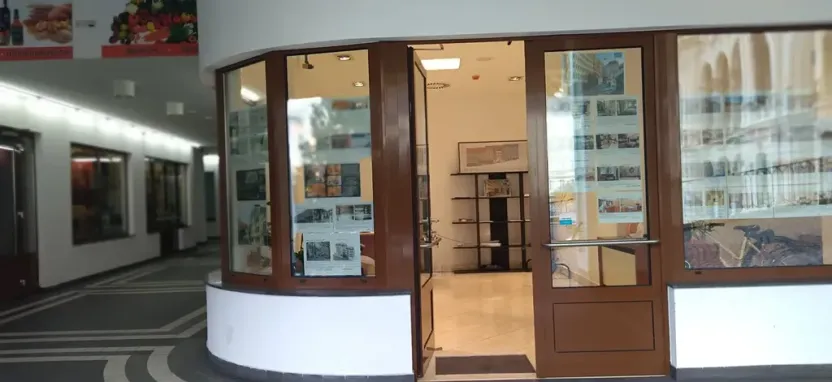 Prodej obchodního prostoru, Karlovy Vary, Divadelní náměstí, 30 m2