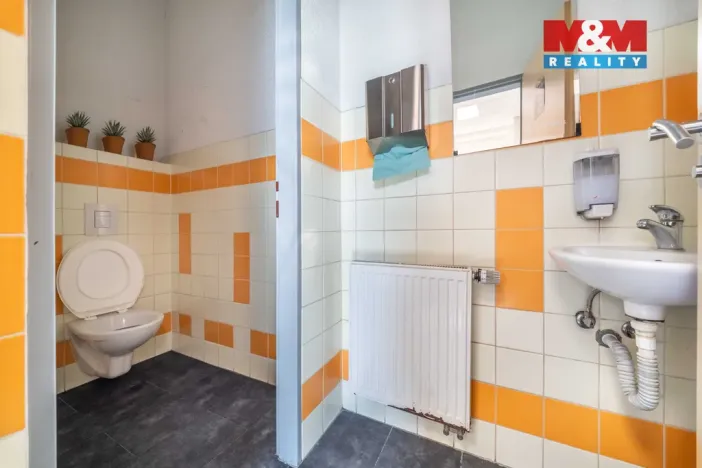 Pronájem kanceláře, Plzeň - Božkov, Božkovské náměstí, 382 m2