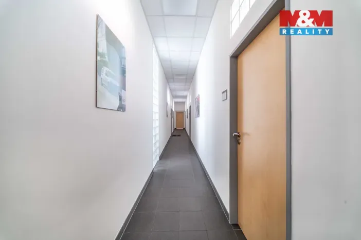 Pronájem kanceláře, Plzeň - Božkov, Božkovské náměstí, 382 m2