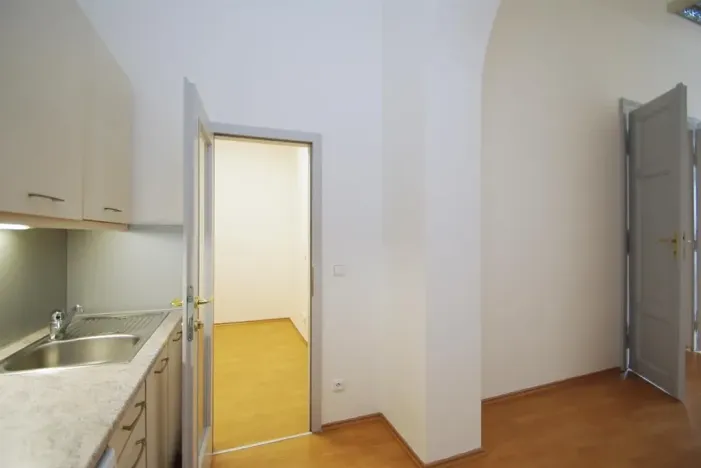 Pronájem kanceláře, Praha - Smíchov, Štefánikova, 70 m2