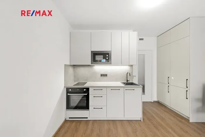 Pronájem bytu 1+kk, Praha - Hloubětín, Poděbradská, 33 m2