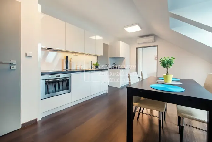 Pronájem bytu 2+kk, Praha - Kobylisy, Střelničná, 43 m2