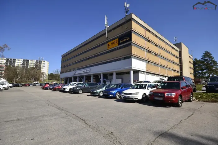 Pronájem garážového stání, Brno, Loosova, 12 m2