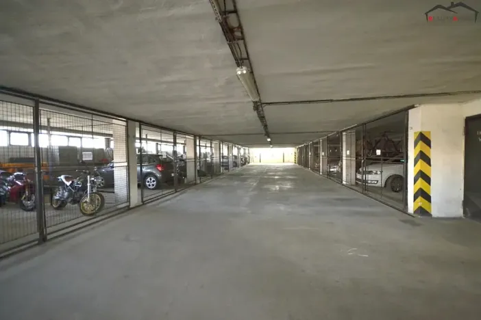 Pronájem garážového stání, Brno, Loosova, 12 m2