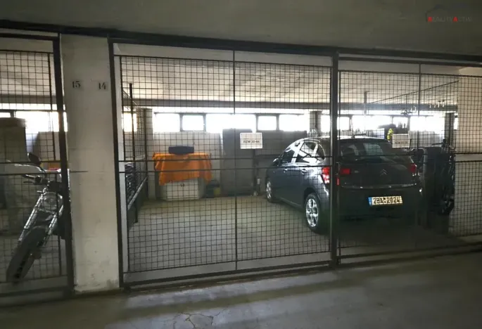 Pronájem garážového stání, Brno, Loosova, 12 m2