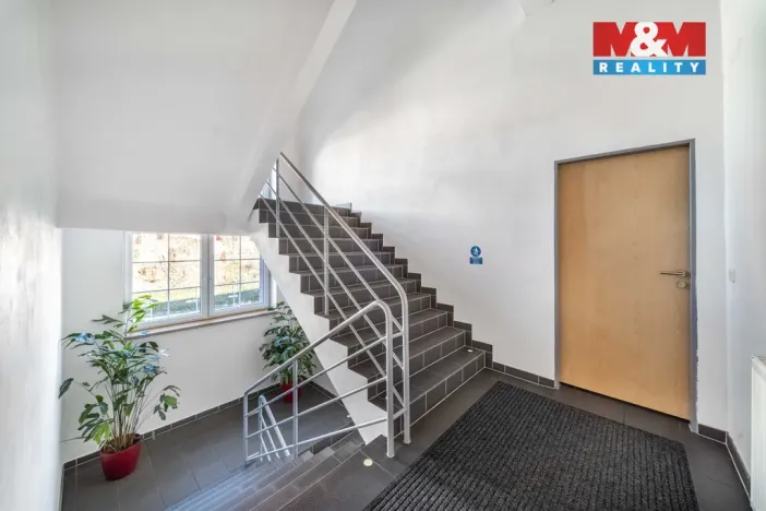 Pronájem kanceláře, Plzeň, Božkovské náměstí, 1021 m2