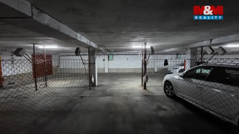 Pronájem garážového stání, Praha - Střížkov, Lovosická, 18 m2