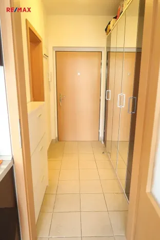 Pronájem bytu 1+kk, Praha - Hloubětín, Nepelova, 30 m2