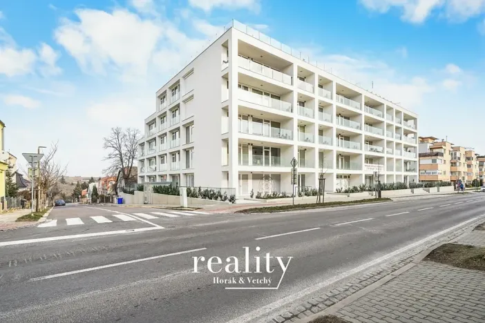 Pronájem garážového stání, Znojmo, Jarošova, 18 m2