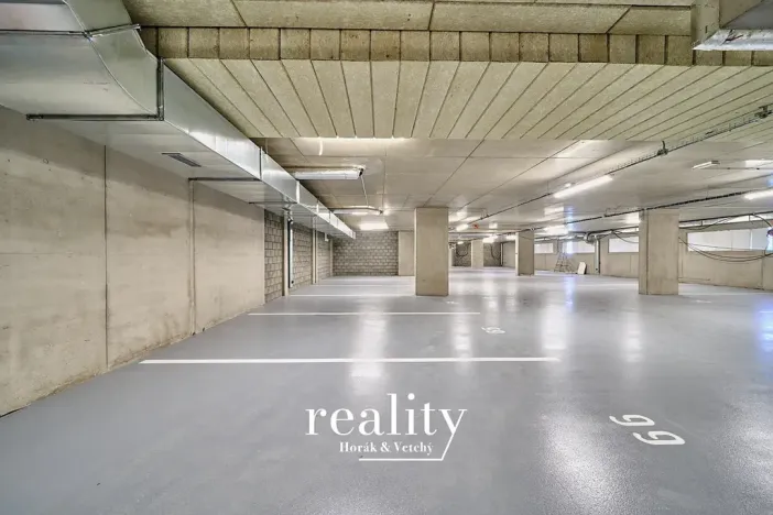 Pronájem garážového stání, Znojmo, Jarošova, 18 m2