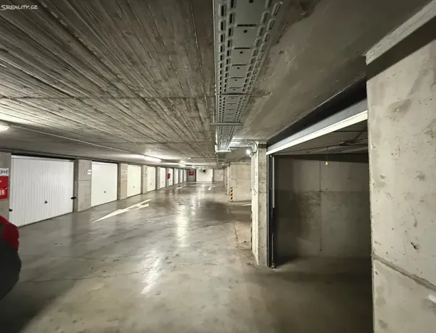 Pronájem garáže, Praha - Strašnice, Štěchovická, 20 m2