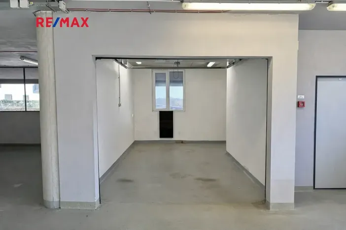 Pronájem garáže, Brno, Houbalova, 18 m2