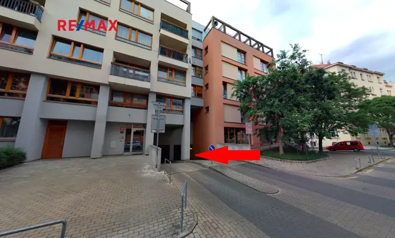 Pronájem garážového stání, Praha - Smíchov, Randova, 15 m2