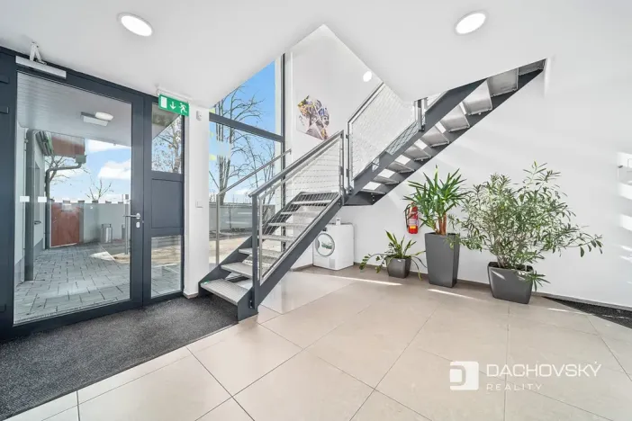 Prodej obchodního prostoru, Pardubice, K Dolíčku, 374 m2