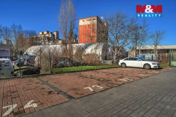 Pronájem garážového stání, Pardubice, Na Spravedlnosti, 12 m2