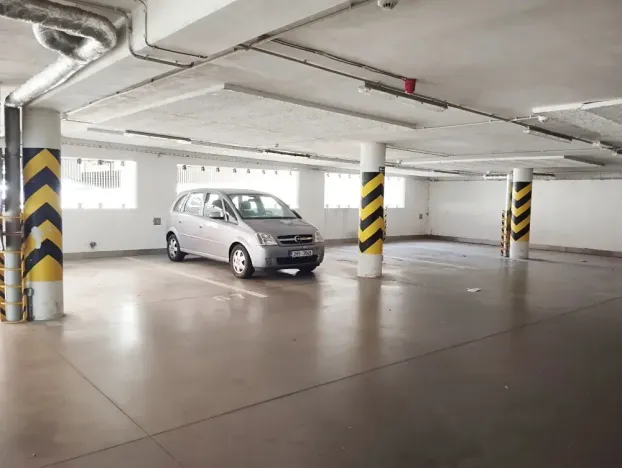 Pronájem garážového stání, Hradec Králové, třída Edvarda Beneše, 6 m2