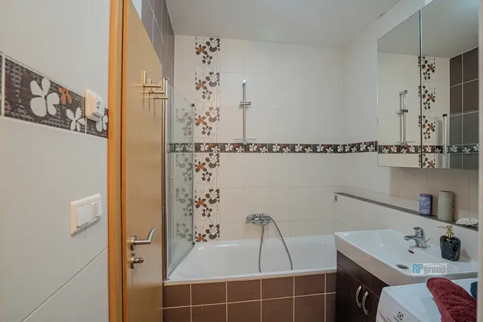 Prodej bytu 2+kk, Zbuzany, Lomená, 61 m2