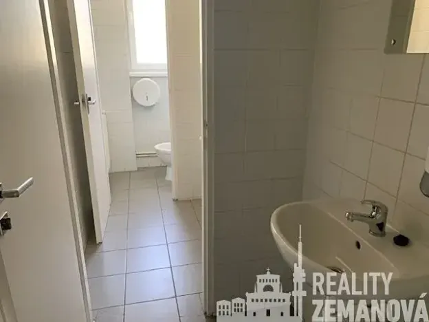 Pronájem kanceláře, Praha - Žižkov, U zásobní zahrady, 347 m2