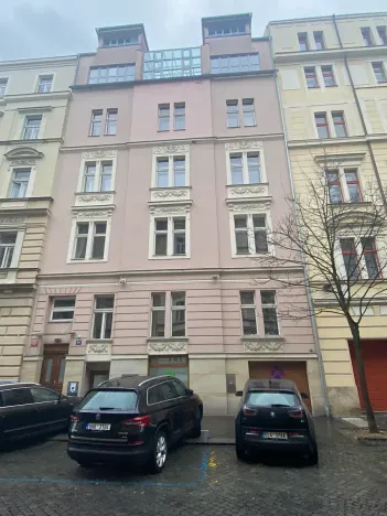 Pronájem garážového stání, Praha, Slezská, 12 m2