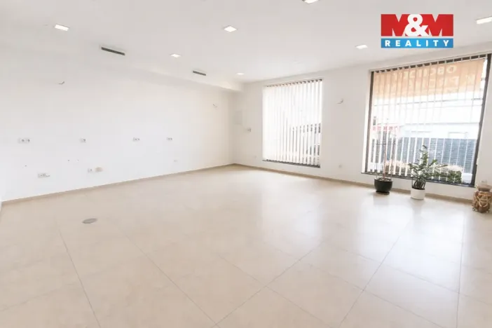 Pronájem obchodního prostoru, Benešov, Masarykovo náměstí, 38 m2