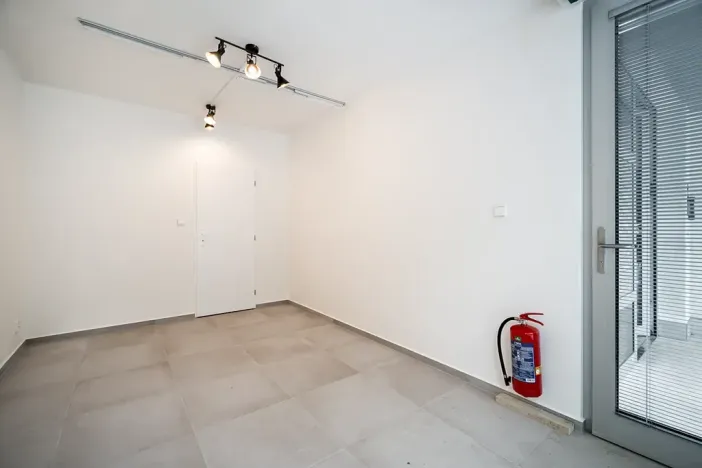 Pronájem obchodního prostoru, Praha - Kobylisy, Bergerova, 16 m2