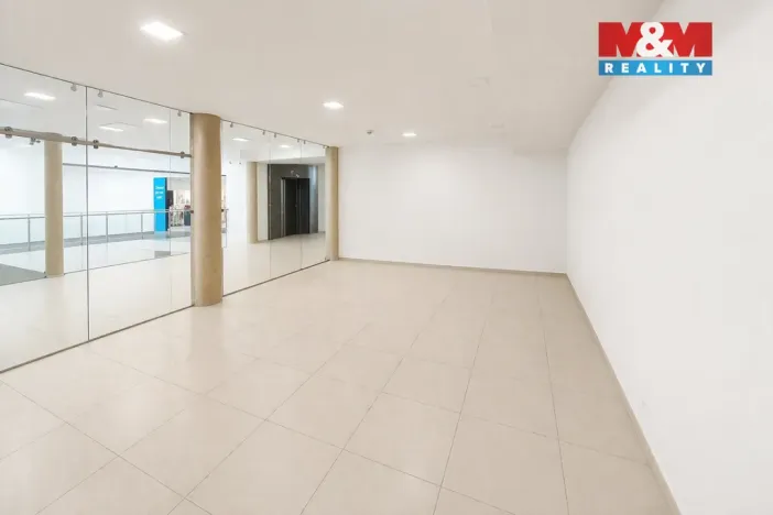 Pronájem obchodního prostoru, Benešov, Masarykovo náměstí, 50 m2