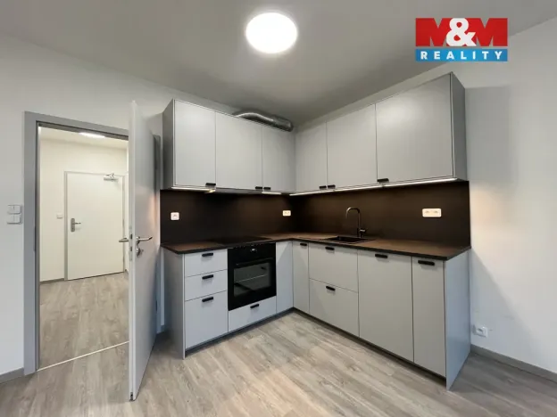 Prodej bytu 1+kk, Zlín, Nad Stráněmi, 34 m2