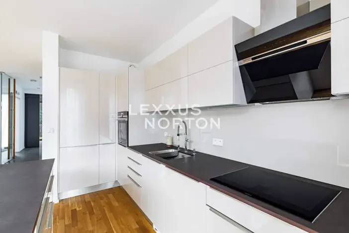 Pronájem rodinného domu, Praha - Dejvice, V Šáreckém údolí, 190 m2