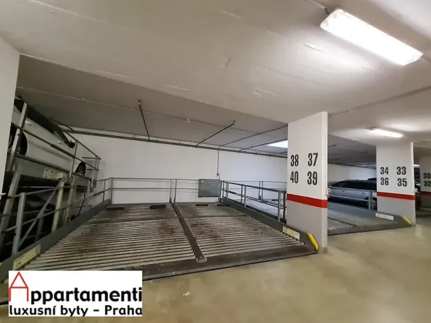 Pronájem garážového stání, Praha - Smíchov, Na Zatlance, 13 m2