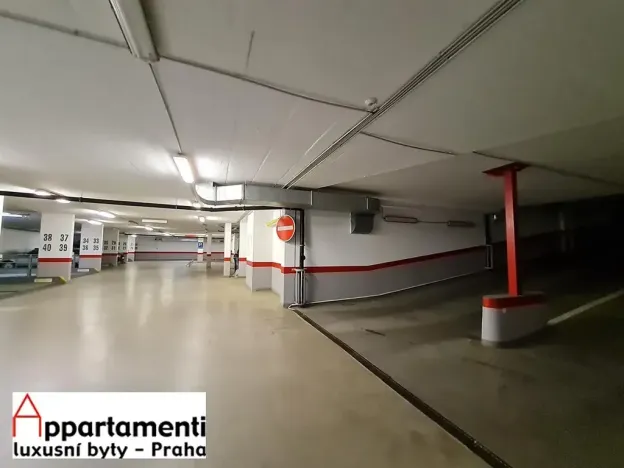 Pronájem garážového stání, Praha - Smíchov, Na Zatlance, 13 m2